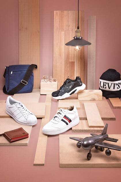 1. Morral de tela tipo impermeable (Perramus). 2. Adidas Superstar, originalmente creadas para las canchas de básquet en los 70. 3. Zapatillas Royal Turbo Impulse, inspirada en los 90 (Reebok). 4. Gorro de lana tejido (Levis). 5. Billetera de cuero con cierre (Bensimon). 6. Zapatilla de cuero blanca