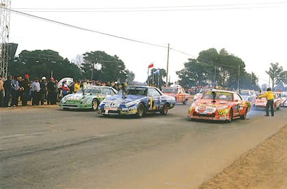 Emilio Satriano, Roberto Mouras y Oscar Castellano, en una largada en un circuito semipermanente en los años 80