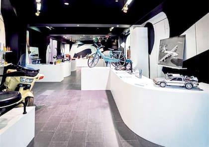 Samuel West, creador del museo, explica que son mucho más interesantes las historias de fracasos, por lo que pueden enseñar, que las de éxitos. En la foto se ve, por ejemplo, una bicicleta de plástico que no funcionó.