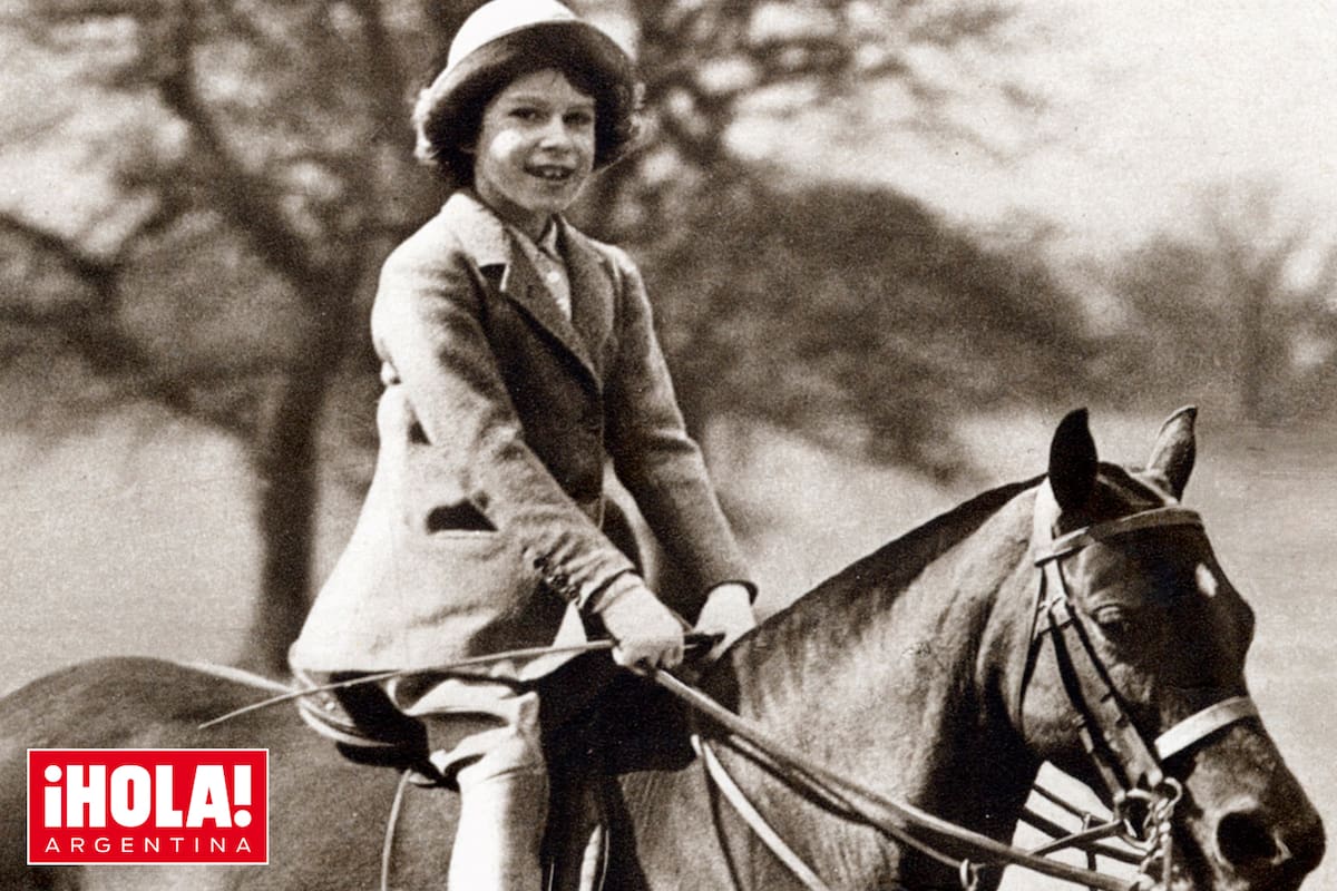 1. Su abuelo, el rey Jorge V, le regaló su primer pony cuando tenía 4 años. Ella lo bautizó Peggy.