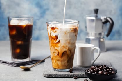 1 taza de café con jarabes o cremas saborizadas puede aportar alrededor de 400 calorías