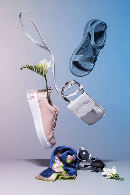 1. Zapatilla de cuero con aplicación de cobre (Hush Puppies) / 2. Sandalia de goma celeste (Las Pepas) / 3. Cartera de cuero con detalle en carey (Las Pepas) / 4. Foulard de seda con estampa de zodiaco (Las Pepas) / 5. Lentes Richie de acetato italiano (Mishka)