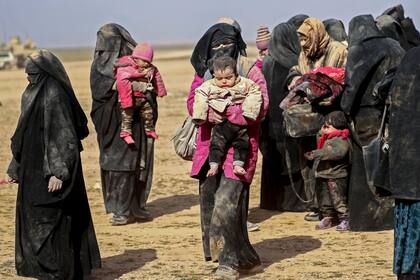 10-03-2019 Dones amb nens fugint de Baghuz, últim reducte d'Estat Islàmic a Siria POLITICA ORIENTE PRÓXIMO ASIA SIRIA © UNICEF/UN0277723/SOULEIMAN / DELIL SOULEIMAN