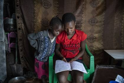 10-07-2020 Dos niñas de Kenia estudian en casa en el marco de la pandemia de COVID-19. POLITICA ESPAÑA EUROPA MADRID INTERNACIONAL UNICEF/ALISSA EVERETT