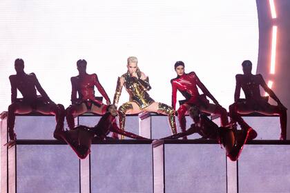 10 bailarines siguieron a la estrella pop durante casi todo el show