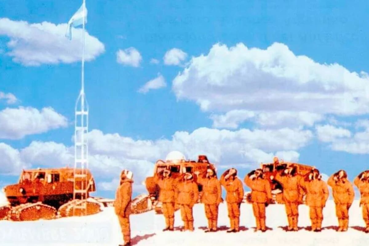 10 de diciembre de 1965. Una imagen histórica: la patrulla de asalto de Operación 90 iza la bandera argentina en el Polo Sur. Alfredo Pérez, a sus 90 años, es el único sobreviviente