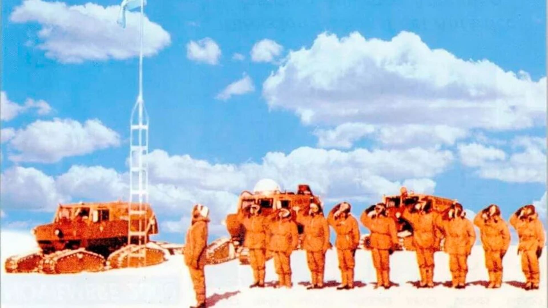 10 de diciembre de 1965. Una imagen histórica: la patrulla de asalto de Operación 90 iza la bandera argentina en el Polo Sur. Alfredo Pérez, a sus 90 años, es el único sobreviviente