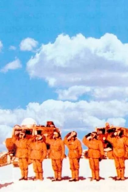 10 de diciembre de 1965. Una imagen histórica: la patrulla de asalto de Operación 90 iza la bandera argentina en el Polo Sur. Alfredo Pérez, a sus 90 años, es el único sobreviviente