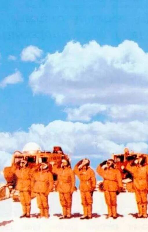 10 de diciembre de 1965. Una imagen histórica: la patrulla de asalto de Operación 90 iza la bandera argentina en el Polo Sur. Alfredo Pérez, a sus 90 años, es el único sobreviviente