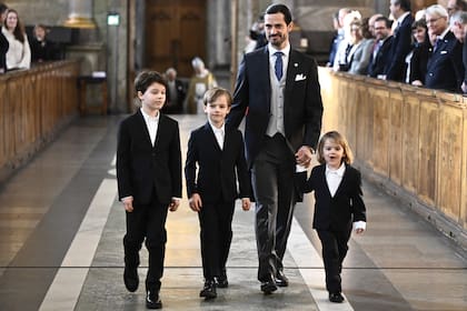 10 de febrero. Carlos Felipe junto a sus tres hijos varones, los príncipes
Alejandro, Gabriel y Julián, en el Te Deum en honor a su hermana menor.