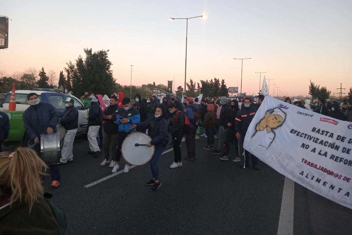 10 km de congestión en Panamericana hacia el Norte por el corte de Ramal Campana altura Henry Ford. Trabajadores de Mondelez reclaman tras ser despedidos