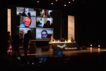El escenario del Teatro Coliseo convertido en un estudio para celebrar el primer siglo de la radio, en el mismo lugar donde nació