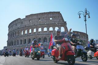 10.000 Vespas invaden el centro histórico de Roma por el 80 aniversario del icónico scooter