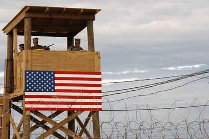 10/01/2002 Militares estadounidenses apostados en un puesto de vigilancia de la Base Naval de Guantánamo (Cuba) POLITICA LATINOAMÉRICA NORTEAMÉRICA CUBA ESTADOS UNIDOS US NAVY