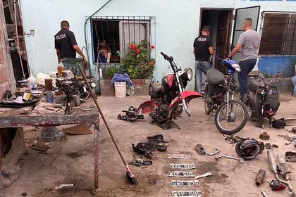 10/01/2021; Buenos Aires: Dos menores de edad fueron detenidos y acusados de participar de un robo en la localidad bonaerense de Almirante Brown a una mujer que, tras el hecho, murió luego de sufrir un infarto, y durante uno de los procedimientos también fue aprehendido otro adolescente que intentó