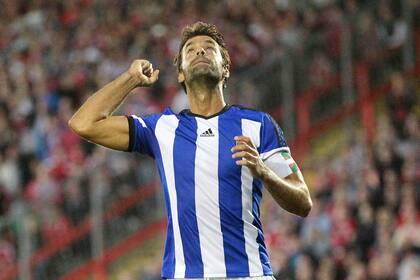 10/04/2018 Xabi Prieto celebra un gol . El exjugador y leyenda de la Real Sociedad Xabi Prieto se ha incorporado este jueves al club vasco en calidad de representante institucional de la entidad con el objetivo de apoyar a las áreas de negocio o la relación con los patrocinadores, entre otras funciones, tal y como ha confirmado el conjunto 'txuri urdin' a través de un comunicado. EUROPA DEPORTES REINO UNIDO ACTION IMAGES / AI PROJECT