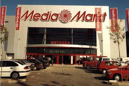 10/04/2024 MediaMarkt celebra 25 años en España: del 'Yo no soy tonto' a 'El Gran Sinpa' . MediaMarkt celebra este año el 25 aniversario de la apertura de su primera tienda en España, una fecha que conmemora con un recorrido por la evolución que ha vivido la tecnología desde 1999 hasta la actualidad y con el que comparte los principales hitos que ha alzanzado, protagonizados por campañas como 'El día sin IVA' y 'El Gran Sinpa' y el lema 'Yo no soy tonto'. POLITICA INVESTIGACIÓN Y TECNOLOGÍA MEDIAMARKT