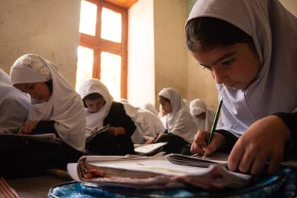10/05/2022 Niñas del último curso de primaria que no podrán seguir estudiando en Afganistán debido al veto de los talibán.  UNICEF ha intentado mantener los programas de higiene y apoyo que antes se prestaban en los centros educativos  POLITICA ASIA AFGANISTÁN © UNICEF/UN0683671/HUBBARD