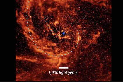 10/05/2024 Esta vista de primer plano del centro de la galaxia de Andrómeda, tomada por el ya retirado Telescopio Spitzer de la NASA, está marcada con líneas de puntos azules para resaltar el camino de dos corrientes de polvo que fluyen hacia el agujero negro POLITICA NASA/JPL-CALTECH