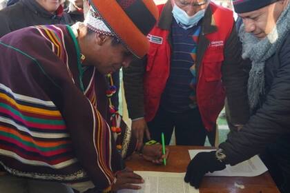 10/06/2022 Mineros firman un acuerdo con el Ejecutivo peruano.  El Gobierno de Perú ha anunciado este jueves que ha llegado a un acuerdo de tregua con los representantes de las comunidades campesinas de Apurímac que protestan contra la minera peruana Las Bambas de una duración de 30 días.  POLITICA SUDAMÉRICA PERÚ LATINOAMÉRICA INTERNACIONAL PRESIDENCIA DE PERÚ