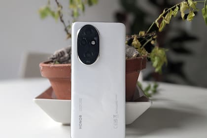 10/06/2024 Honor 200 Pro en color blanco POLITICA INVESTIGACIÓN Y TECNOLOGÍA