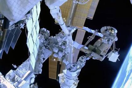 10/08/2023 El cosmonauta ruso Sergey Prokopyev ajusta su visor mientras prueba una estación de trabajo portátil al final del brazo robótico europeo fuera del segmento ruso de la ISS POLITICA INVESTIGACIÓN Y TECNOLOGÍA NASA TV