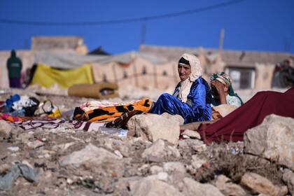 10/09/2023 Una mujer llora sentada entre los escombros provocados por el terremoto, a 10 de septiembre de 2023, en Moulay Brahim, provincia de Al Haouz (Marruecos). Al menos 2.012 personas han muerto y otras 2.059 han resultado heridas, 1.404 en estado crítico, a causa del terremoto de magnitud 7 en la escala Richter registrado el pasado viernes a última hora en la provincia de Al Hauz, según ha informado el Ministerio del Interior marroquí. Hay 18.000 españoles viviendo en Marruecos y el Ministerio del Interior español, a través de la Dirección General de Protección Civil y Emergencias, activó ayer sábado el Comité Estatal de Apoyo Internacional de Protección Civil para poder dar una respuesta inmediata. El Gobierno de España ha expresado su solidaridad y condolencias a Marruecos y ha enviado ayuda militar y humanitaria. Hoy un nuevo terremoto de magnitud 3,9 en la escala Richter ha sacudido la región de Marrakech. SOCIEDAD Fernando Sánchez - Europa Press