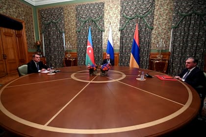 Los cancilleres de Armenia y Azerbaiyán negociaron una tregua con la mediación de Rusia, pero cinco minutos después de su entrada en vigor las dos partes se acusaron de violar el acuerdo
