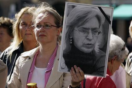 11-10-2006 Imagen de archivo durante una protesta para exigir justicia por el asesinato de la periodista Anna Politkovskaya..  La UE y EEUU piden a Rusia que lleve a "todos los responsables ante la Justicia" antes de cerrar el caso  POLITICA EUROPA RUSIA INTERNACIONAL THOMAS NIEDERMUELLER
