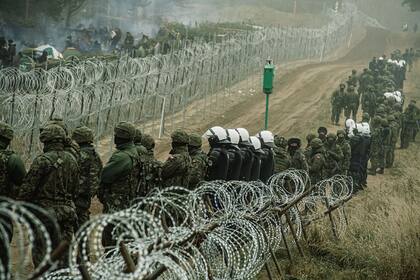 11-11-2021 Bielorrusia.- Las fuerzas bielorrusas desalojan un campo de refugiados en la frontera con Polonia.  El Gobierno tilda de "absurdas" las acusaciones contra Minsk Putin y Lukashenko mantienen nuevas conversaciones sobre la situación migratoria  POLITICA EUROPA EUROPA ORIENTE PRÓXIMO ASIA POLONIA BIELORRUSIA IRAQ INTERNACIONAL HANDOUT