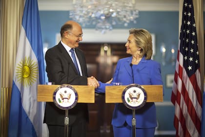 11 de agosto de 2010. La secretaria de Estado estadounidense, Hillary Clinton en conferencia de prensa con el ministro argentino de Exteriores, Héctor Timerman tras un encuentro en la sede del Departamento de Estado en Washington DC