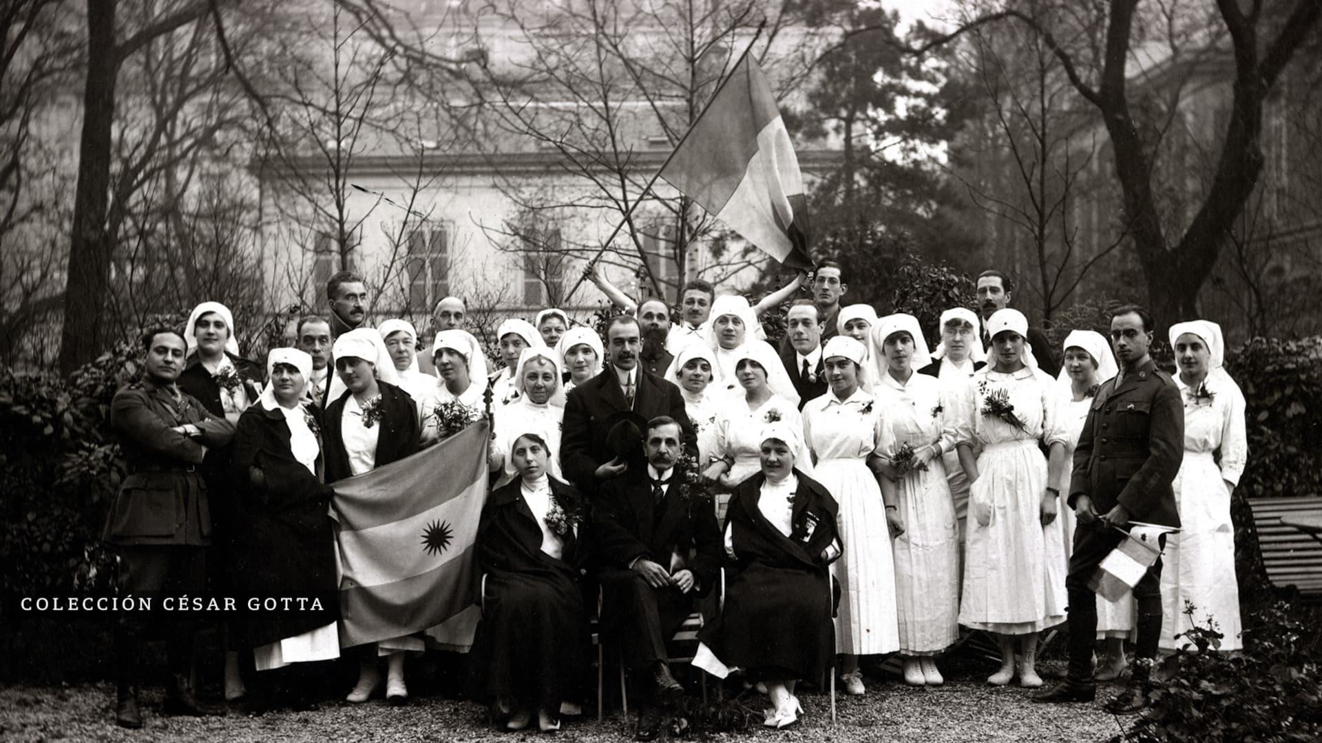 11 de noviembre de 1918. El equipo del Hospital Argentino en París celebra el armisticio de la I Guerra Mundial. En el centro, sentado, Ernesto de la Cárcova. De pie, detrás, Lorenzo Moss. El alto junto a la bandera de Francia es Martínez Leanes. Justo debajo está Enrique Finochietto.