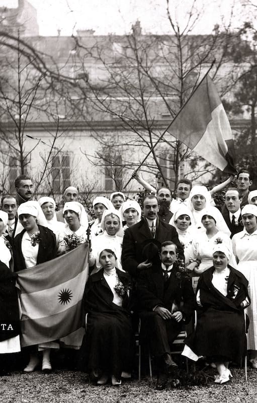 11 de noviembre de 1918. El equipo del Hospital Argentino en París celebra el armisticio de la I Guerra Mundial. En el centro, sentado, Ernesto de la Cárcova. De pie, detrás, Lorenzo Moss. El alto junto a la bandera de Francia es Martínez Leanes. Justo debajo está Enrique Finochietto.