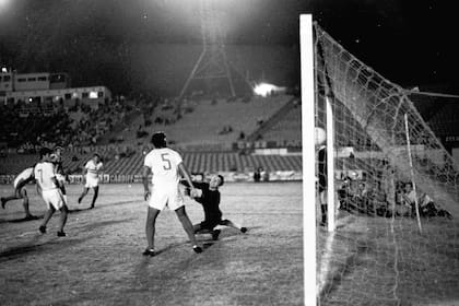 11) Conigliario marca ante Solis, de Toluca, en el Centenario; el equipo argentino necesitó de un tercer partido para quedarse con la Copa