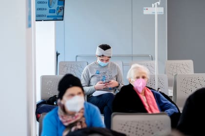 11/01/2024 Una joven con mascarilla en el Hospital General Universitario Gregorio Marañón con mascarilla, a 11 de enero de 2024, en Madrid (España). El ministerio de Sanidad ha implantado desde ayer, 10 de enero, el uso obligatorio de mascarillas en hospitales y centros sanitarios, una vez que se comunique a las comunidades autónomas. El uso obligatorio de la mascarilla es una orden notificada que no tiene que publicarse en el Boletín Oficial del Estado (BOE). Sanidad ha tomado esta decisión después de no haber llegado a un acuerdo con las comunidades autónomas en la reunión del Consejo Interterritorial del Sistema Nacional de Salud (CISNS), que tuvo lugar este pasado lunes, 8 de enero. La mascarilla no es obligatoria en centros sociosanitarios y farmacias. SALUD Alberto Ortega - Europa Press