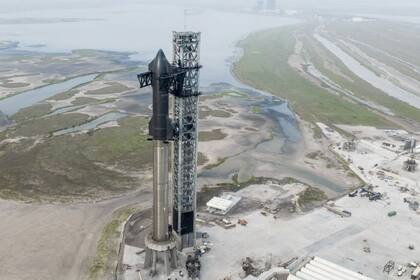11/04/2023 El vehículo Starship de SpaceX se encuentra completamente apilado en las instalaciones de Starbase de la compañía en el sur de Texas en abril de 2023, antes de un intento de vuelo de prueba orbital planificado. POLITICA INVESTIGACIÓN Y TECNOLOGÍA SPACEX VIA TWITTER