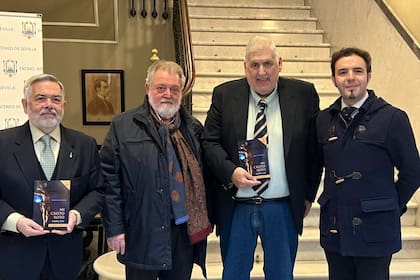 11/04/2023 Sevilla.- Los libros del padre Cué mantienen su liderazgo en ventas de la Semana Santa 76 años después de su salida. Los libros 'Cómo llora Sevilla' y 'Mi Cristo Roto', ambos del sacerdote jesuita mexicano Ramón Cué, han continuado siendo los libros más vendidos de la Semana Santa de Sevilla tras setenta y seis y sesenta años de la publicación de sus respectivas primeras ediciones. POLITICA ANDALUCÍA ESPAÑA EUROPA SEVILLA SEVILLA PRESS