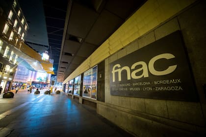 11/08/2022 Vista del FNAC sin iluminación, a 10 de agosto de 2022, en Madrid (España). Hoy entran en vigor las primeras medidas del Plan de medidas de Ahorro y Eficiencia Energética de la Administración General del Estado (AGE). Una de ellas es el apagado de la iluminación a partir de las 22:00h en escaparates y en edificios de uso público cuando estos estén vacíos. ECONOMIA Juan Barbosa - Europa Press