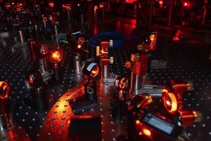 11/12/2023 Configuración láser para enfriar, controlar y entrelazar moléculas individuales.. Por primera vez, un equipo de físicos de la Universidad de Princeton ha podido unir moléculas individuales en estados especiales que están "entrelazados" mecánicamente de forma cuántica. POLITICA INVESTIGACIÓN Y TECNOLOGÍA RICHARD SODEN