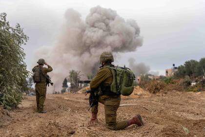 11/12/2023 Militares israelíes en la Franja de Gaza. El Ejército de Israel ha confirmado este lunes por la mañana la muerte de cuatro militares durante los combates en la Franja de Gaza, lo que eleva la cifra de fallecidos en la ofensiva terrestre a 101 desde su inicio el pasado 27 de octubre. POLITICA ASIA ORIENTE PRÓXIMO ASIA ORIENTE PRÓXIMO ISRAEL INTERNACIONAL FUERZAS DE DEFENSA DE ISRAEL (FDI)