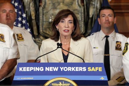 12 agencias policiales locales recibieron la orden de la gobernadora Kathy Hochul de finalizar sus acuerdos con el ICE antes del 25 de agosto
