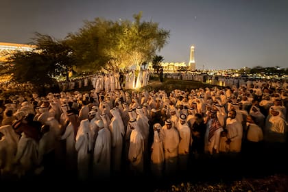 12 de julio. Miles de personas se reúnen en Doha para orar tras el anuncio de la muerte del ex líder de Catar