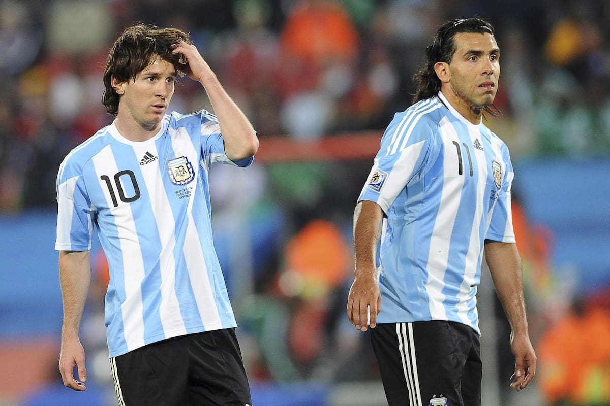 12 de junio de 2010 que muestra a los futbolistas argentinos Lionel Messi y Carlos Tévez durante el partido del Grupo B del mundial de 2010 entre Argentina y Nigeria disputado en el estadio Ellis Park en Johannesburgo (Sudáfrica)
