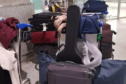 12 valijas, un teclado y una guitarra para mudarse