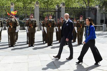 12/04/2023 El ministro de Defensa ucraniano, Oleksii Reznikov y la ministra de Defensa, Margarita Robles, a su llegada a un acto en el Ministerio de Defensa, a 12 de abril de 2023, en Madrid (España). Durante el encuentro, ambos ministros y sus delegaciones mantendrán reuniones de trabajo donde se analizará la ayuda prestada a Ucrania y la evolución de la guerra. POLITICA Gustavo Valiente - Europa Press