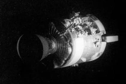 12/04/2024 El módulo de servicio (SM) del Apolo 13 gravemente dañado, fotografiado desde el módulo lunar/módulo de mando. Un panel completo del SM fue volado por la explosión de un tanque de oxígeno. Era un 13 de abril de 1970 cuando la misión Apolo 13 registró una anomalía durante su viaje de ida hacia la Luna, que acabó convirtiéndose en una real odisea del espacio. POLITICA INVESTIGACIÓN Y TECNOLOGÍA NASA