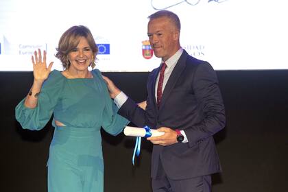 12/06/2023 La corresponsal internacional y de guerra de TVE, Almudena Ariza (i), recibe un premio durante la entrega de la XXIX edición del Premio Europeo de Periodismo ‘Salvador de Madariaga’ en el Paraninfo de la Universidad de Burgos, a 12 de junio de 2013, en Burgos, Castilla y León (España). Estos premios reconocen la labor de los periodistas de los medios de comunicación españoles que, en los cinco años anteriores a la fecha de publicación de la presente convocatoria, hayan contribuido en prensa escrita, radio y televisión a mejorar el conocimiento de la integración europea y de las políticas europeas.Esta edición han sido premiadas tres mujeres: Laura García (Europa Press), María Carou (RNE) y Almudena Ariza (RTVE). POLITICA Tomás Alonso - Europa Press