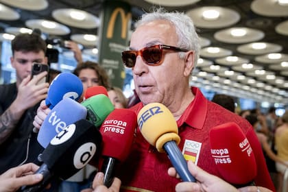 12/08/2024 El presidente del Comité Olímpico Español, Alejandro Blanco, atiende a los medios de comunicación a su llegada al Aeropuerto Adolfo Suárez-Madrid Barajas, a 12 de agosto de 2024, en Madrid (España). Desde el pasado 26 de julio se han celebrado en París los Juegos Olímpicos 2024, que terminaron ayer, 11 de agosto. El equipo olímpico español ha conseguido un total de 18 medallas. DEPORTES A. Pérez Meca - Europa Press