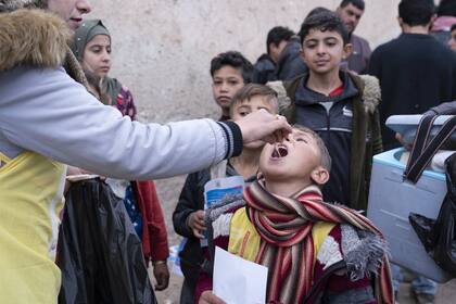 12/12/2022 A child was vaccinated against cholera by a UNICEF -supported Department of Health mobile team in As-Safira, south rural Aleppo, on 12 December 2022. SALUD © UNICEF/UN0755741/NADER