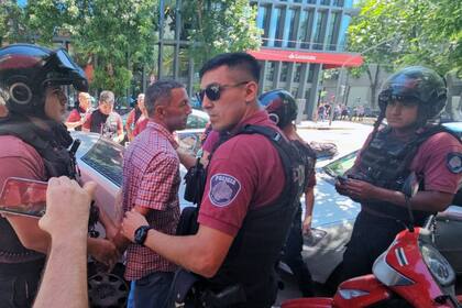 12/12/2023 Gastón Ariel Mercanzini, detenido como sospechoso del lanzamiento de una botella contra Javier Milei. Las fuerzas de seguridad de Buenos Aires han detenido este martes al hombre acusado de lanzar el pasado domingo una botella contra el nuevo presidente de Argentina, Javier Milei, cuando éste desfilaba junto a su hermana Karina a bordo de un coche descapotable por el centro de la capital del país sudamericano. POLITICA SUDAMÉRICA INTERNACIONAL ARGENTINA TÉLAM